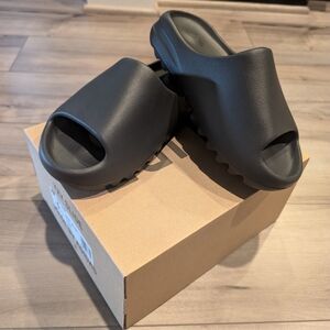 Yeezy Slides Sandals Black Onyx Adidas Men's 6/Women's 7